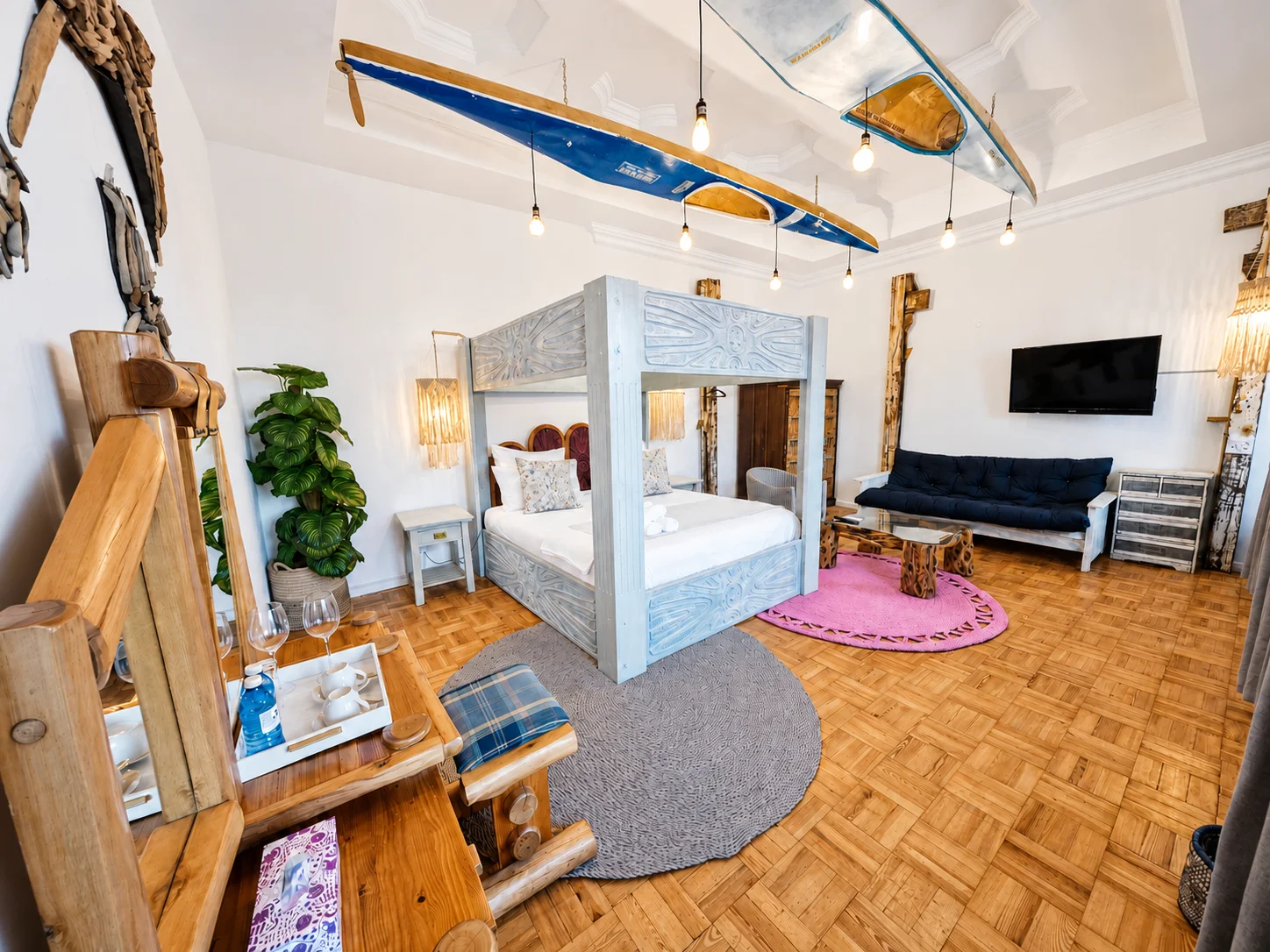 Manta suite with a king bed