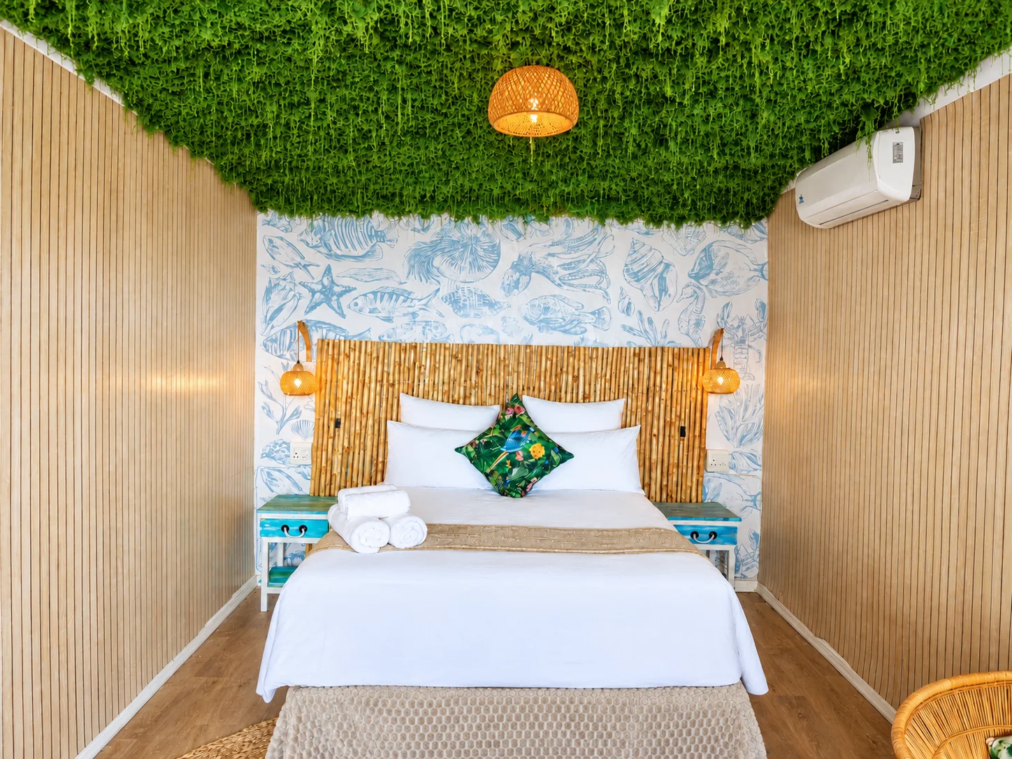 Fish room with a queen bed